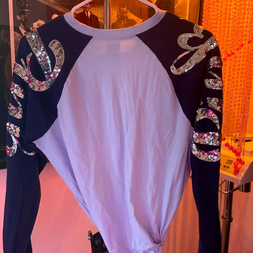 Pink brand jersey in a color combination of light and dark blue. Full of bling!!